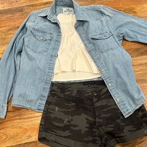 SUPER COMBO: Hollister denim shirt, beige turtleneck & camo green shorts